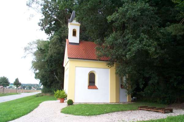 Harpfendorf - Kapelle Maria am Wege. In der Kapelle liegt ein Kirchenfhrer auf, der die Geschichte der Kapelle, die Weihe und ihre Einrichtung beschreibt.