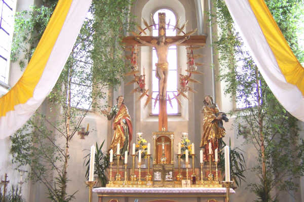 Das Bild zeigt den Hochaltar am Priesterjubium 2003, an dem vier Priester, darunter der Weihbischof Vinzenz Guggenberger in Hofkirchen ihr Jubilum feierten.
