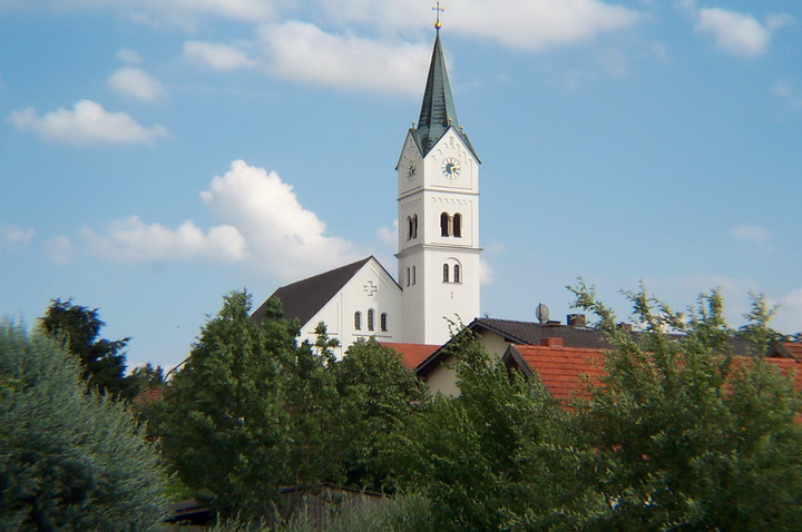 Hofkirchen - Die Ursprünge dieser Kirche gehen wie der bezeichnende Ortsname auf das Jahr 1145 zurück. Bei einer Renovierung wurden Fundamente einer kleineren Vorgängerkirche unter dem Kirchengestühl entdeckt. Die außerordentlich mauerstarken Fundamente der drei Untergeschosse des Turmes zeigen gotische Merkmale.