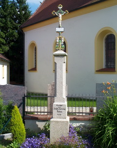 Kreuzsäule Ammer vor der Kirche St. Stephanus Neuhofen