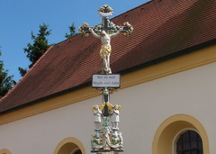 Ammer Kreuz vor der Kirche Neuhofen