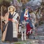 Josef geht mit dem Wanderstab voran. Er führt den Esel, der etwas widerwillig Maria mit dem Jesuskind trägt.